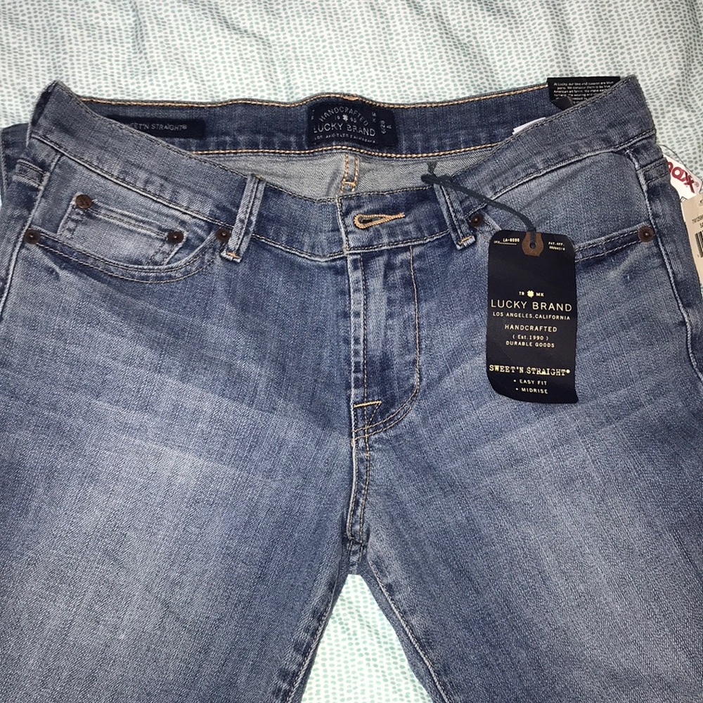 Lucky Brand jeans! Low rise, straight cut
